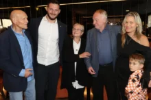 Marta Vančurová stojí mezi lidmi.