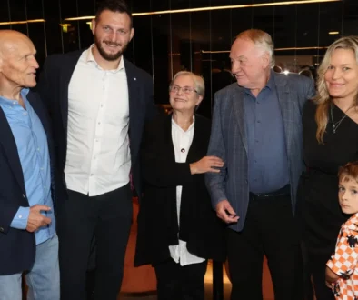 Marta Vančurová stojí mezi lidmi.