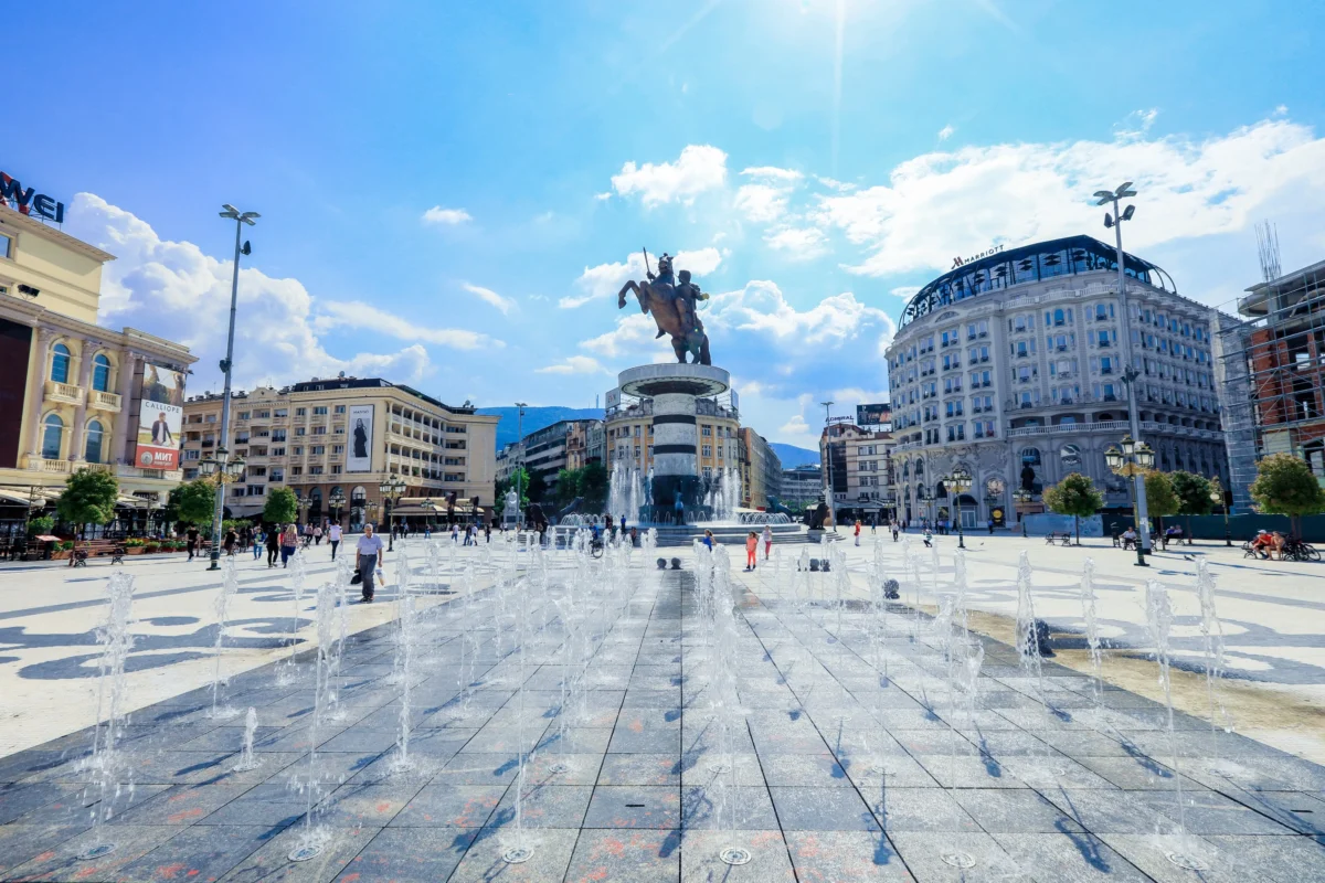 shutterstock_2543642999-2 | TVGURU.cz Náměstí ve Skopje