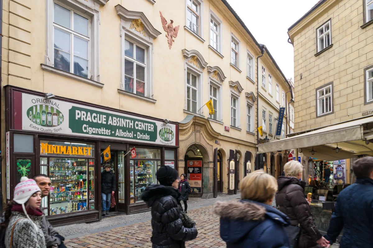 shutterstock_425108392-2 | TVGURU.cz Turisté se procházejí po Praze.