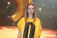 Josefína Prachařová ve žlutých šatech