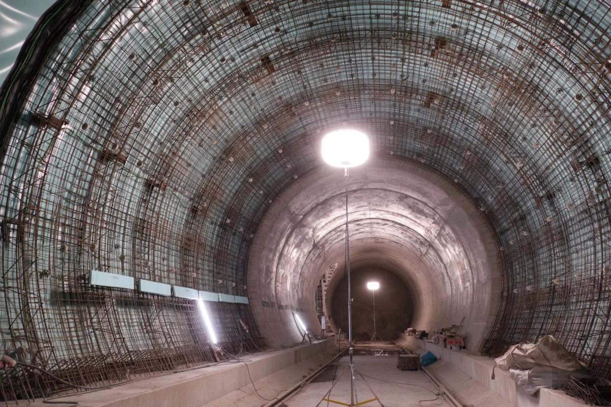 Minisérie řeší, jak se někdo může ztratit v metru. Zdroj: Shutterstock | TVGURU.cz Chodba pražského metra