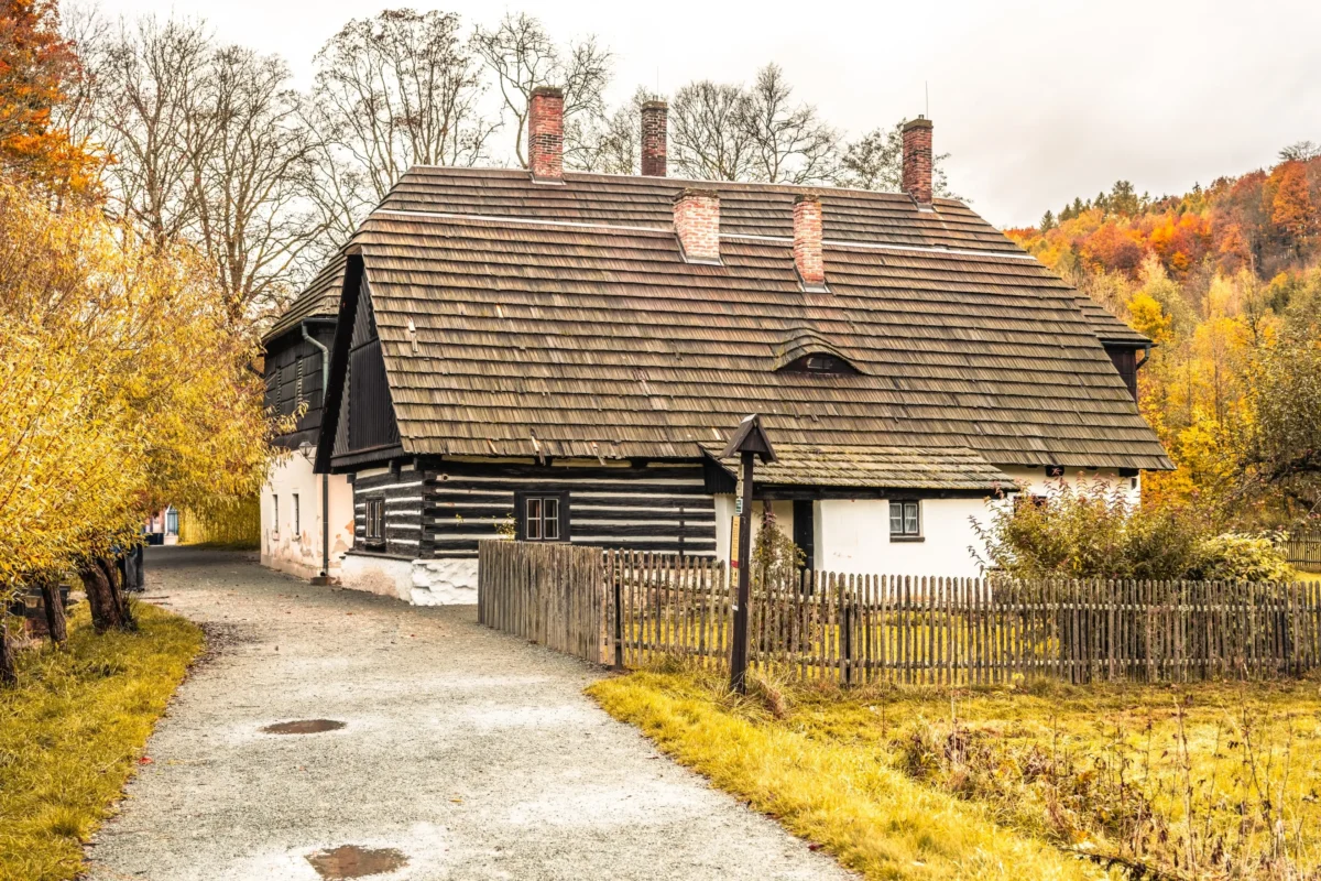 Její nejznámější dílo se odehrává na vesnici. Zdroj: Shutterstock | TVGURU.cz Chalupa na vesnici