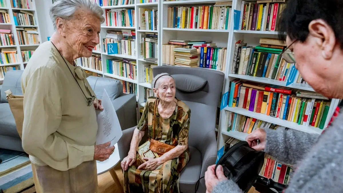 Zdenka Procházková stojí u dvou babiček.