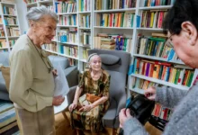Zdenka Procházková stojí u dvou babiček.