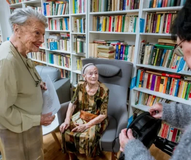 Zdenka Procházková stojí u dvou babiček.