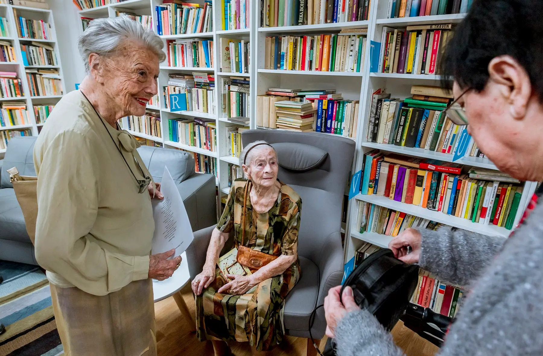Zdenka Procházková stojí u dvou babiček.