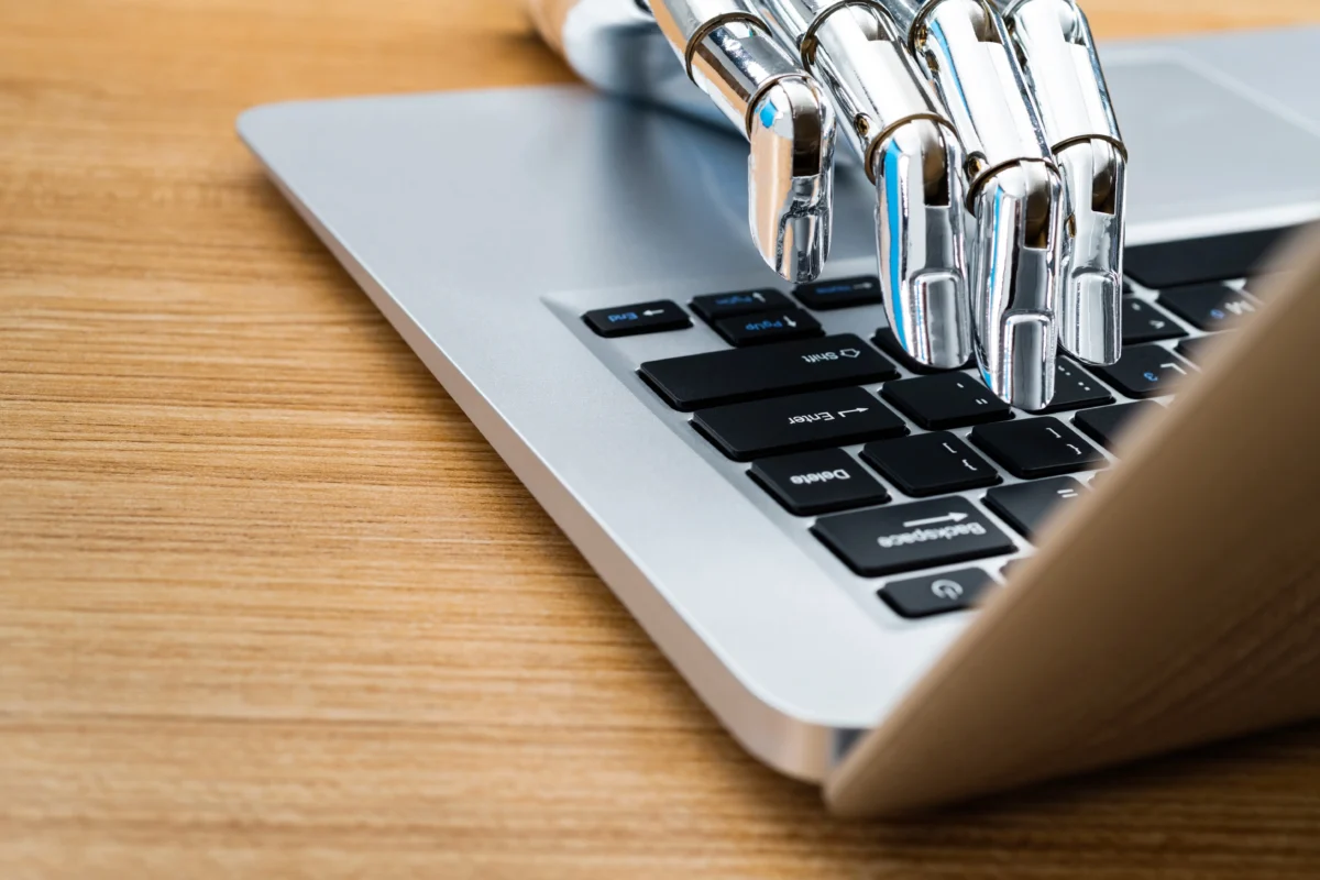 shutterstock_2229944465-2 | TVGURU.cz Robot píše na notebooku.