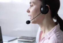 Žena pracuje v call centru.