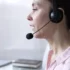 Žena pracuje v call centru.