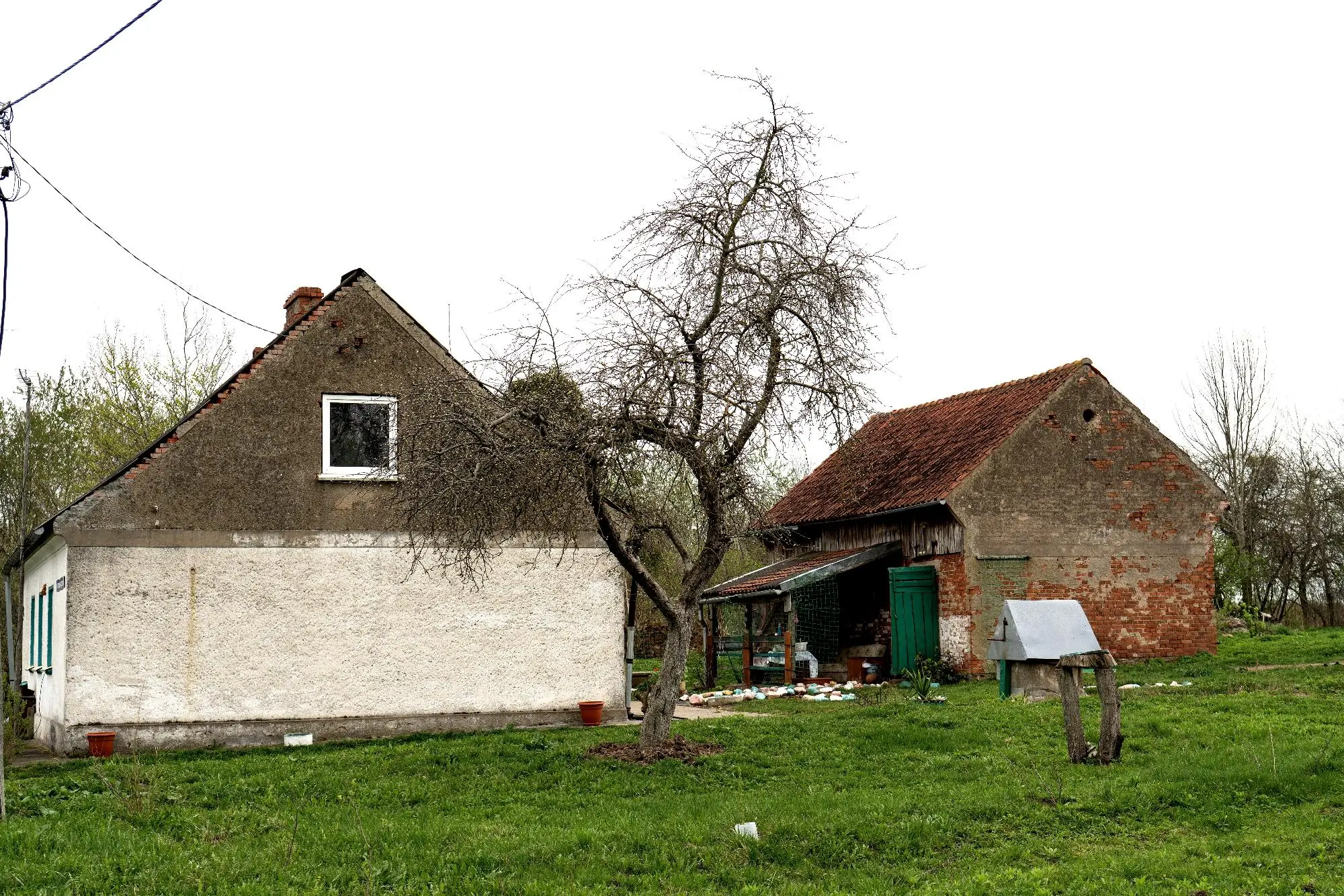 Polorozpadlý statek na Kutnohorsku | TVGURU.cz Polorozpadlý statek na Kutnohorsku - dvě budovy