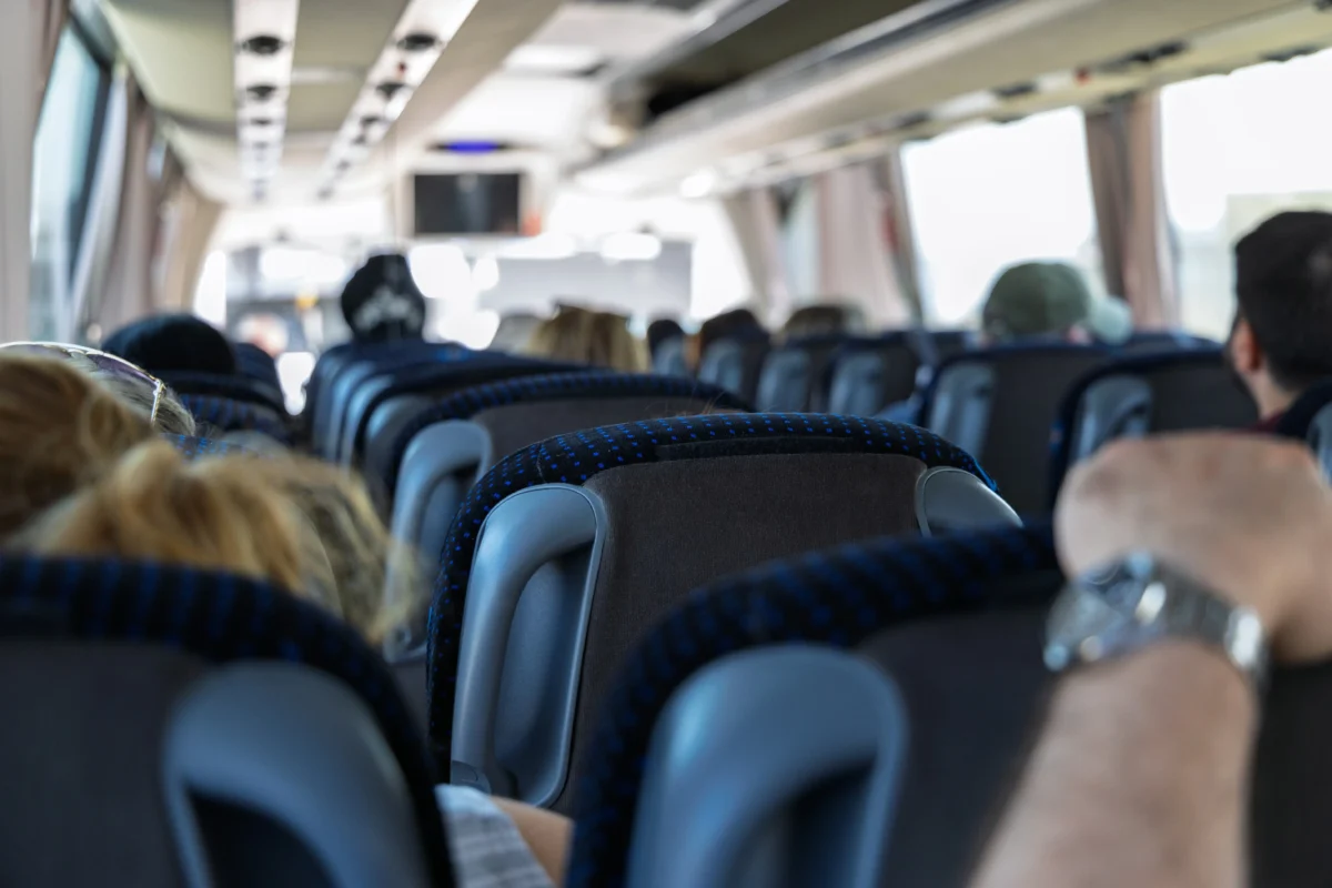 shutterstock_2700089241 1 | TVGURU.cz Sedačky v autobusu