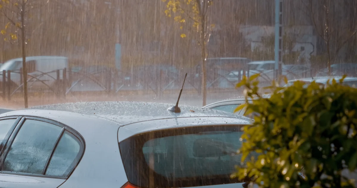 shutterstock_2732146057 1 | TVGURU.cz Prudký déšť padá na auto