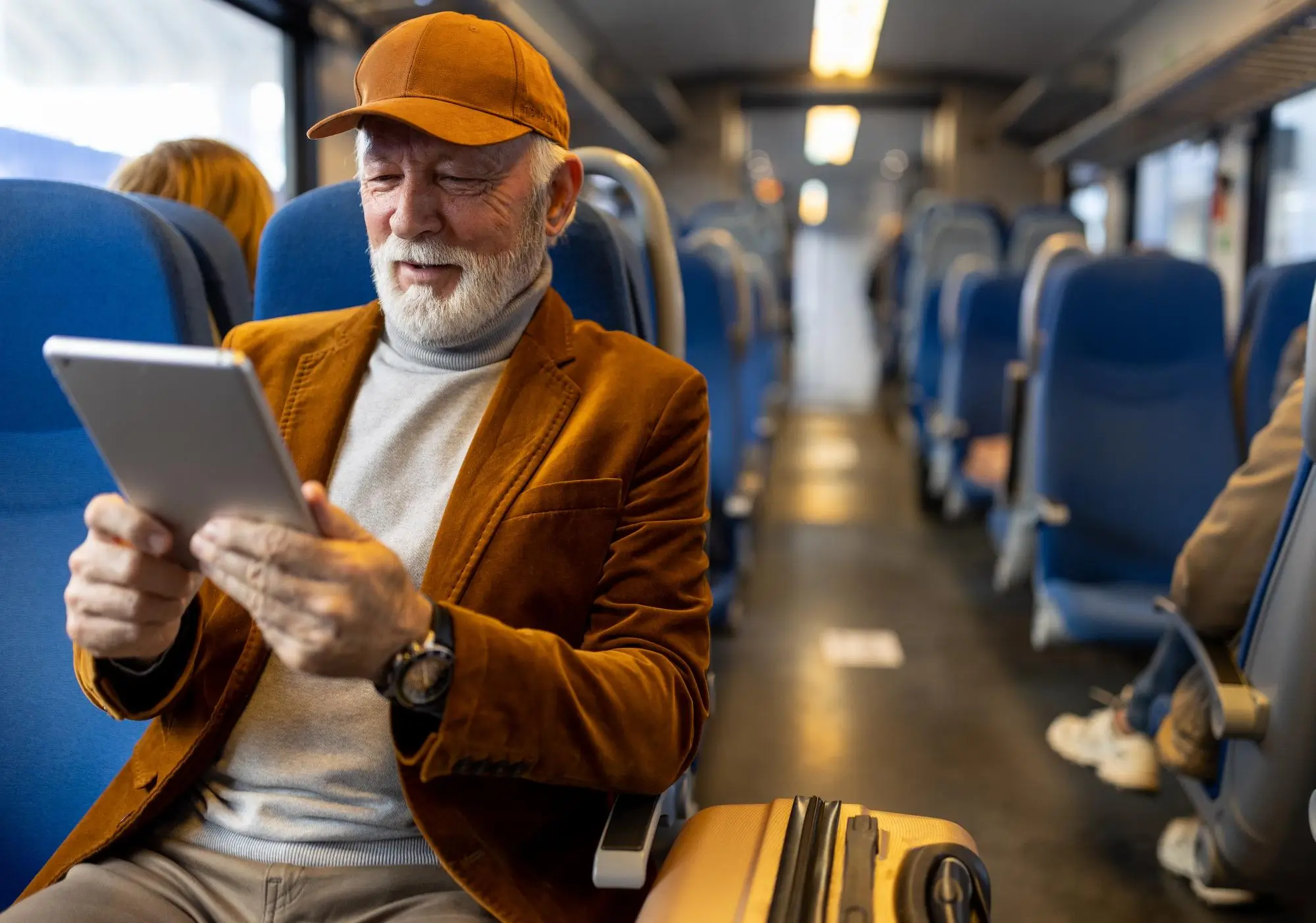 Senior se vydal na dovolenou vlakem | TVGURU.cz Senior se vydal na dovolenou vlakem - muž ve vlaku