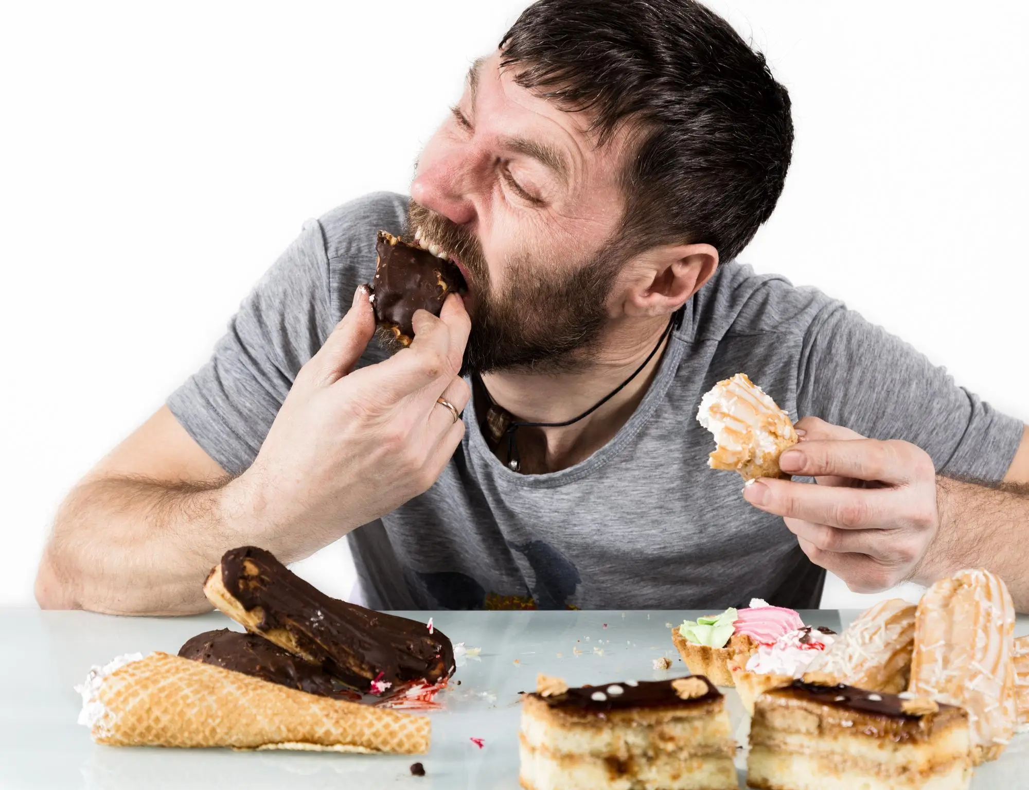 Že bez práce nejsou koláče? No, nevím, nevím... | TVGURU.cz Že bez práce nejsou koláče? No, nevím, nevím... muž pojídá sladkosti
