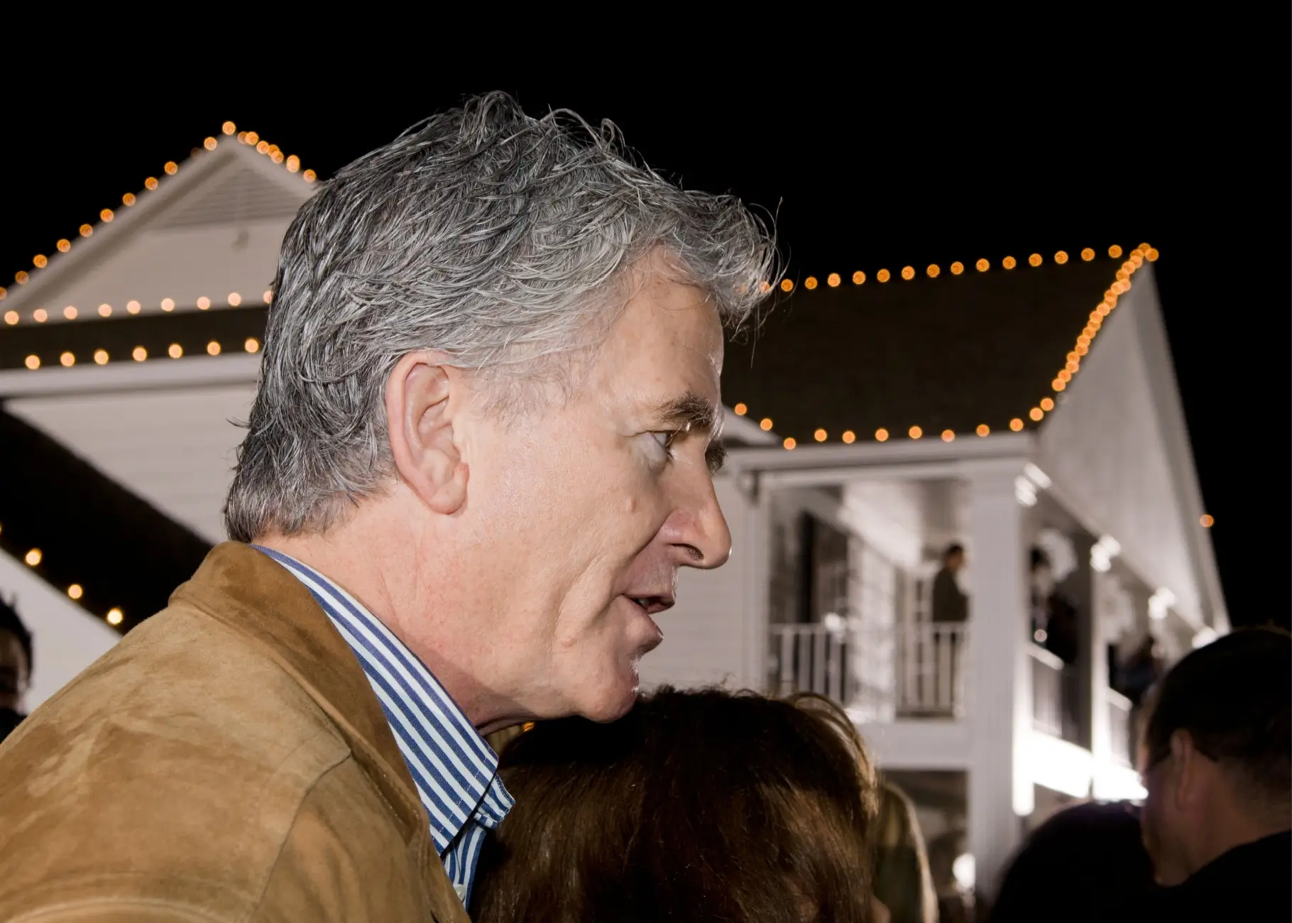 Shutterstock_89301571 | TVGURU.cz Patrick Duffy se dívá do strany.