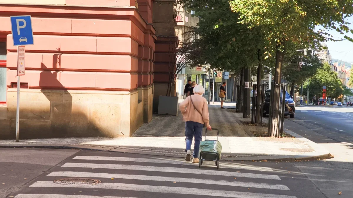 Babička jde po přechodu.