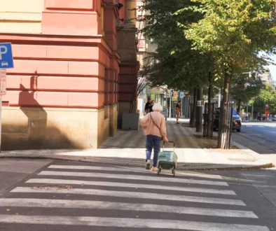 Babička jde po přechodu.