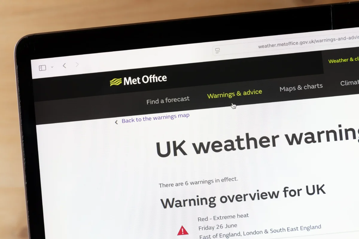 shutterstock_2802930963 1 | TVGURU.cz Screenshot of a Met Office weather page showing the navigation bar with'Warnings & advice' highlighted and a warning article title visible