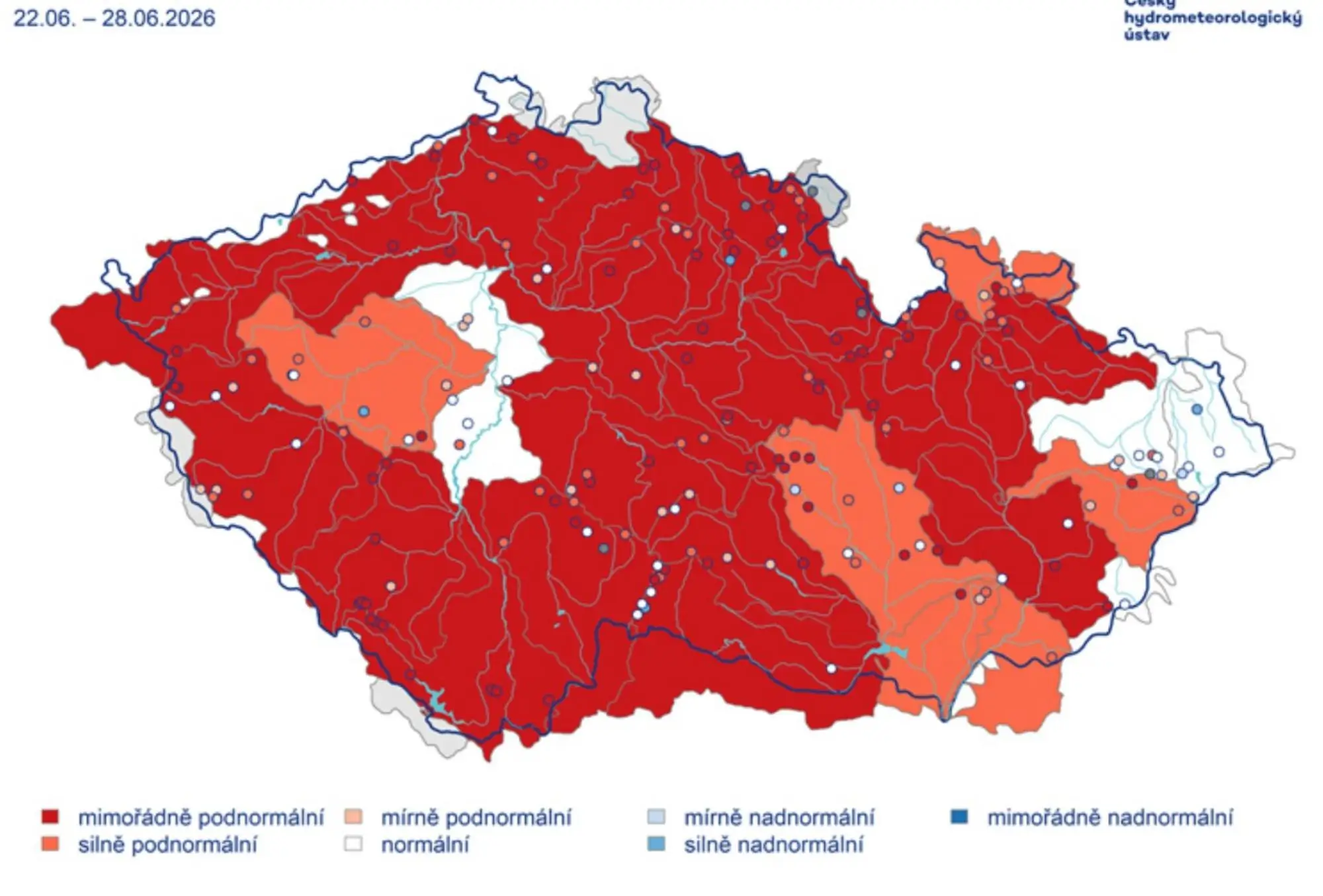 Stav vydatnosti pramenů na konci června | TVGURU.cz Color-coded map of the Czech Republic showing drought severity by region, with red indicating extremely below normal and orange showing strongly below normal; legend explains categories.