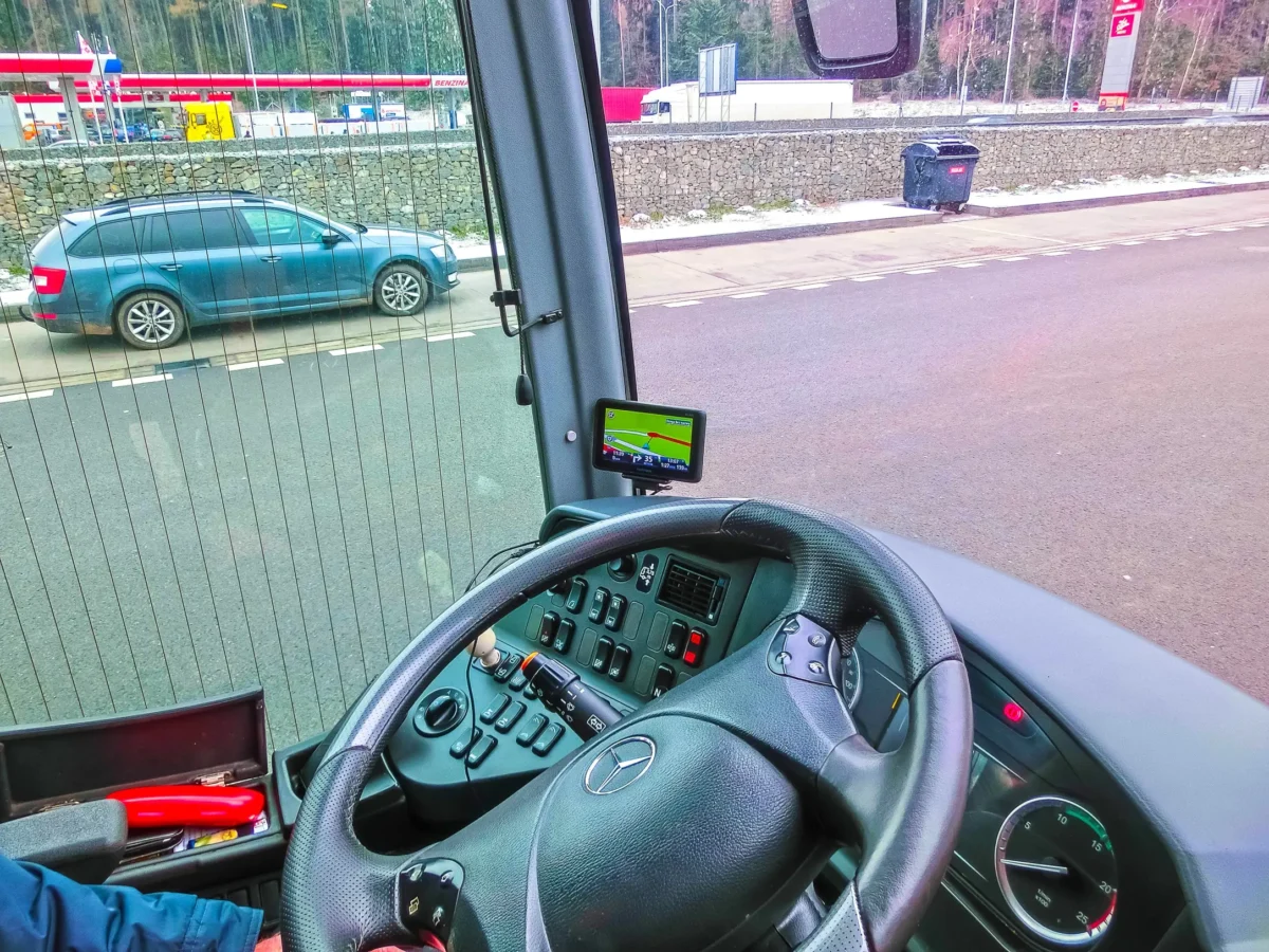 shutterstock_1021730038-2 | TVGURU.cz Volant v autobusu