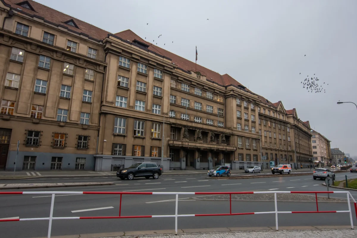 shutterstock_1878238345-2 | TVGURU.cz Budova v Praze