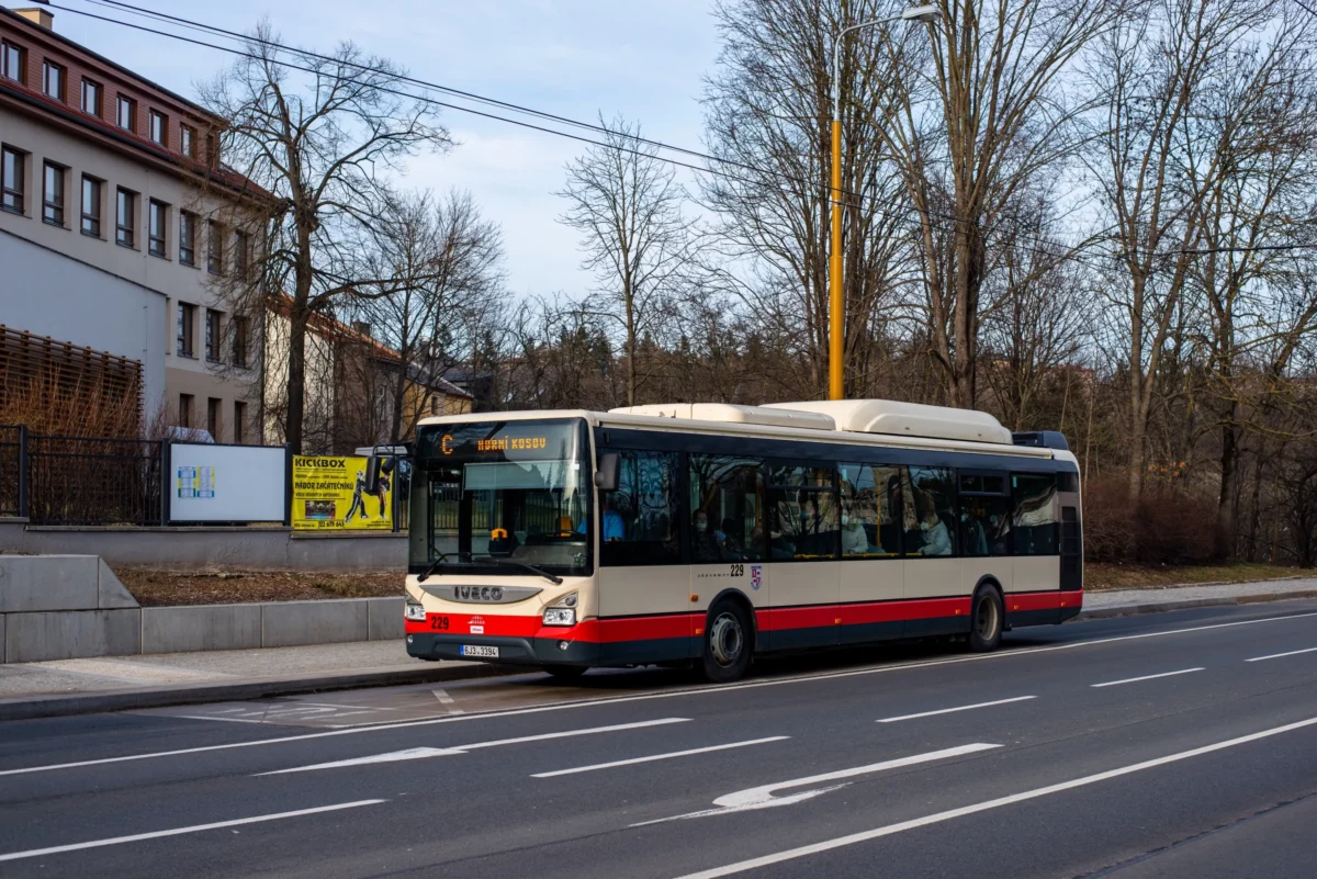 shutterstock_2193862827-2-2 | TVGURU.cz Autobus stojí u kraje silnice.