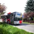 Pražský autobus jede po silnici.