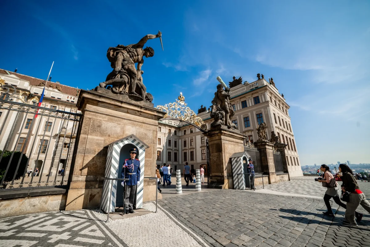 shutterstock_2798330549 | TVGURU.cz Vstup k Pražskému hradu