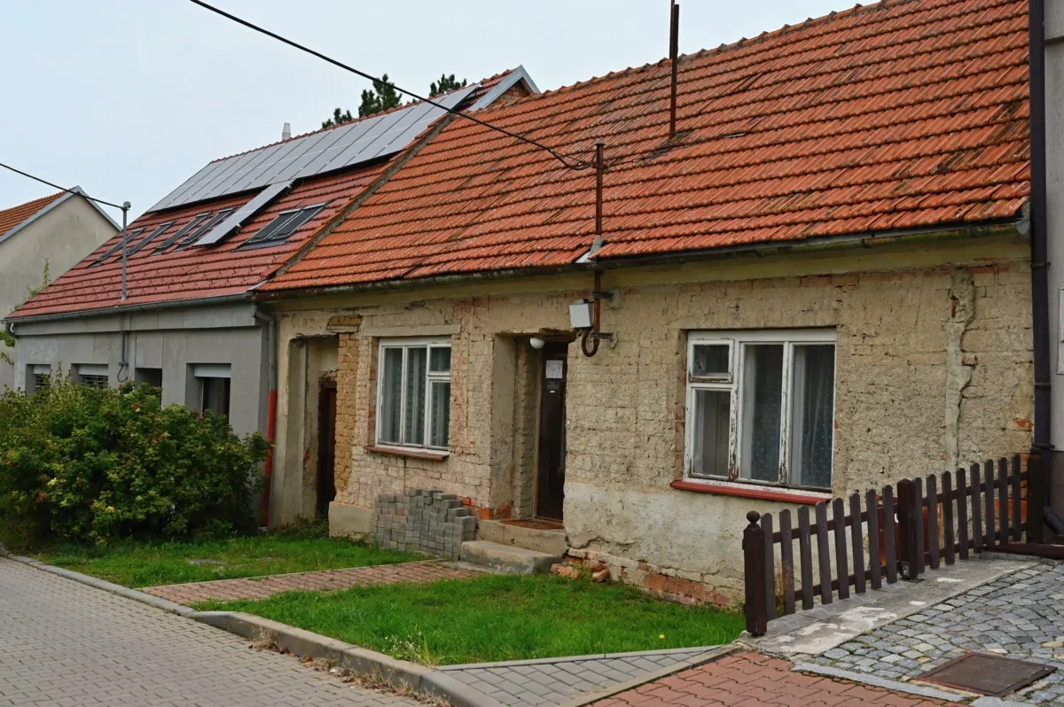 starý rodinný dům v ulici