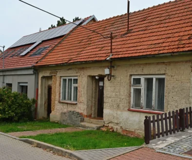 starý rodinný dům v ulici