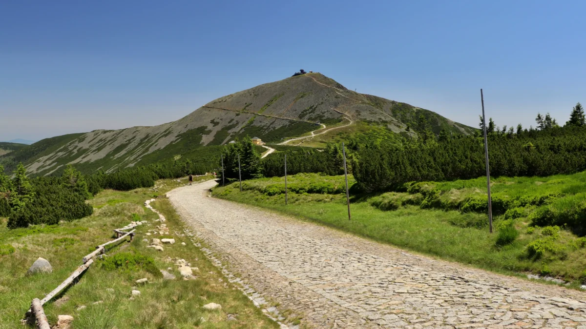 shutterstock_1722825358-2 | TVGURU.cz Cesta vedoucí na Sněžku