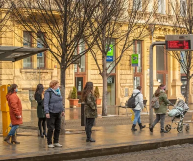 Lidé na zastávce v Brně