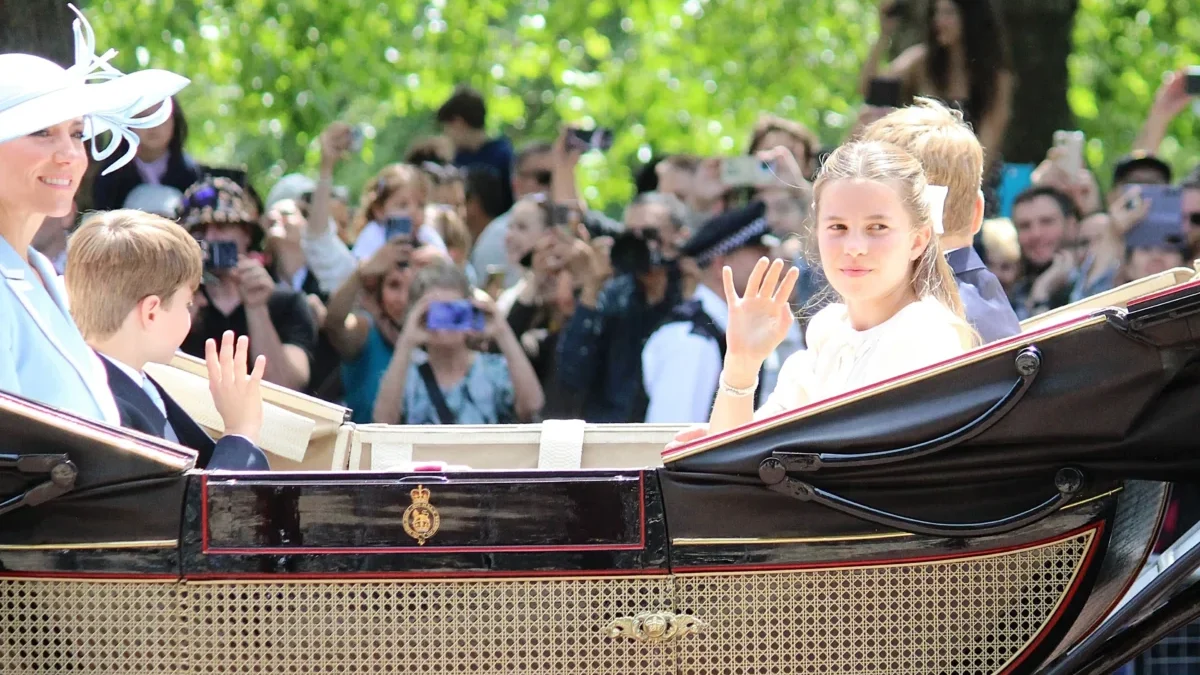 Princezna Charlotte z Walesu sedí v kočáře.