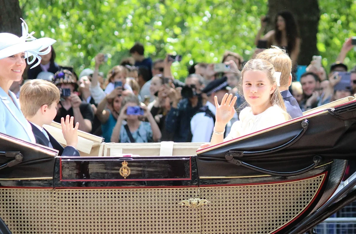 Princezna Charlotte z Walesu sedí v kočáře.