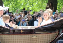 Princezna Charlotte z Walesu sedí v kočáře.