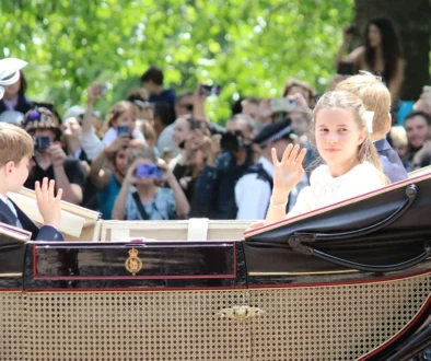 Princezna Charlotte z Walesu sedí v kočáře.