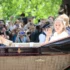 Princezna Charlotte z Walesu sedí v kočáře.