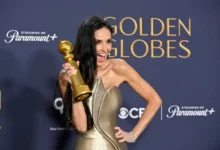 Demi Moore drží Zlatý Glóbus