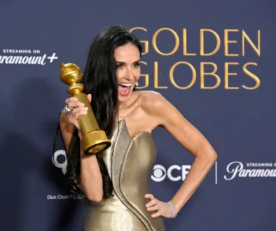 Demi Moore drží Zlatý Glóbus
