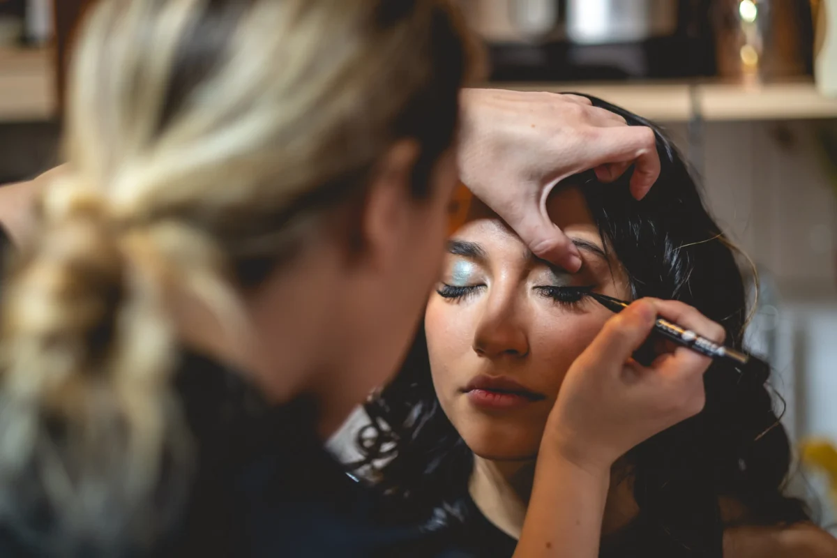 shutterstock_2379042897 1 | TVGURU.cz Make-up artistka líčí ženu