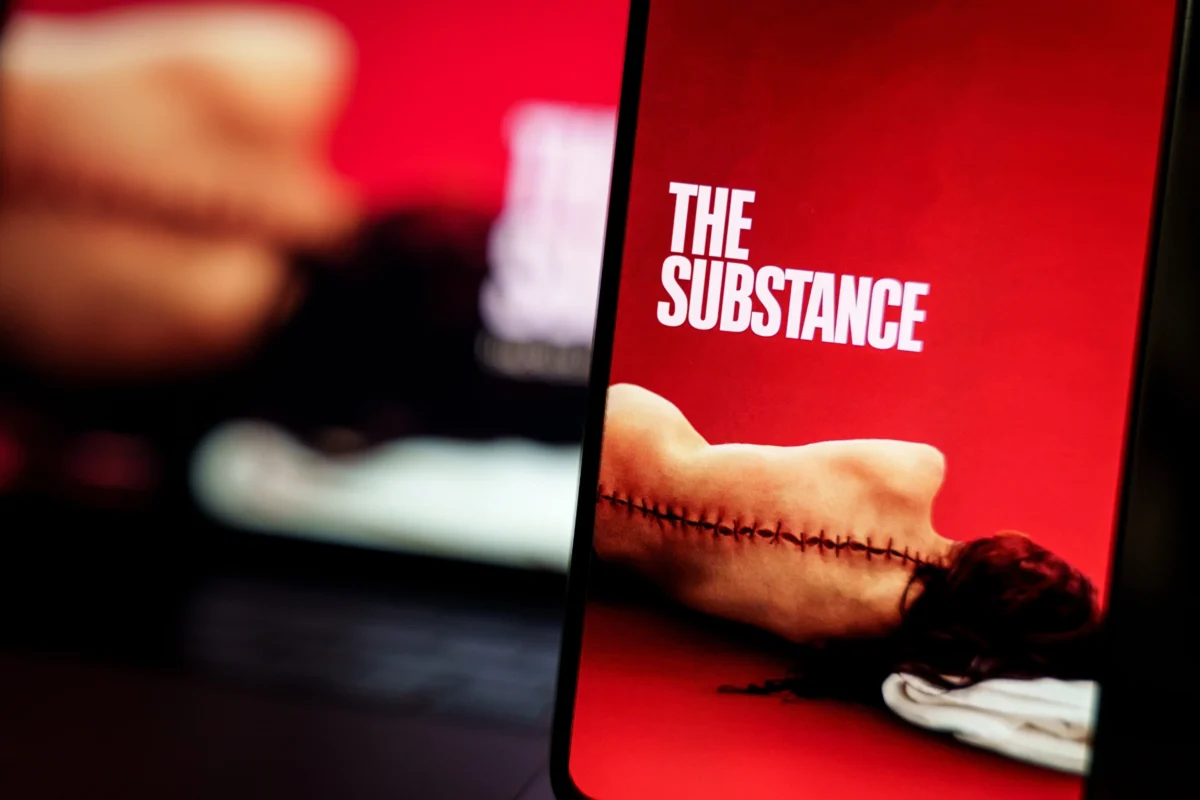 shutterstock_2523301891 1 | TVGURU.cz Telefon s plakátem k filmu Substance