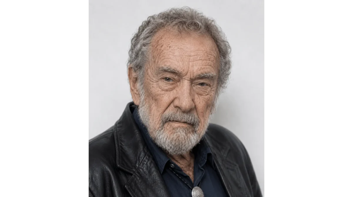 Návrh bez názvu | TVGURU.cz Close-up portrait of an elderly man with gray hair and beard in a dark shirt and black leather jacket.