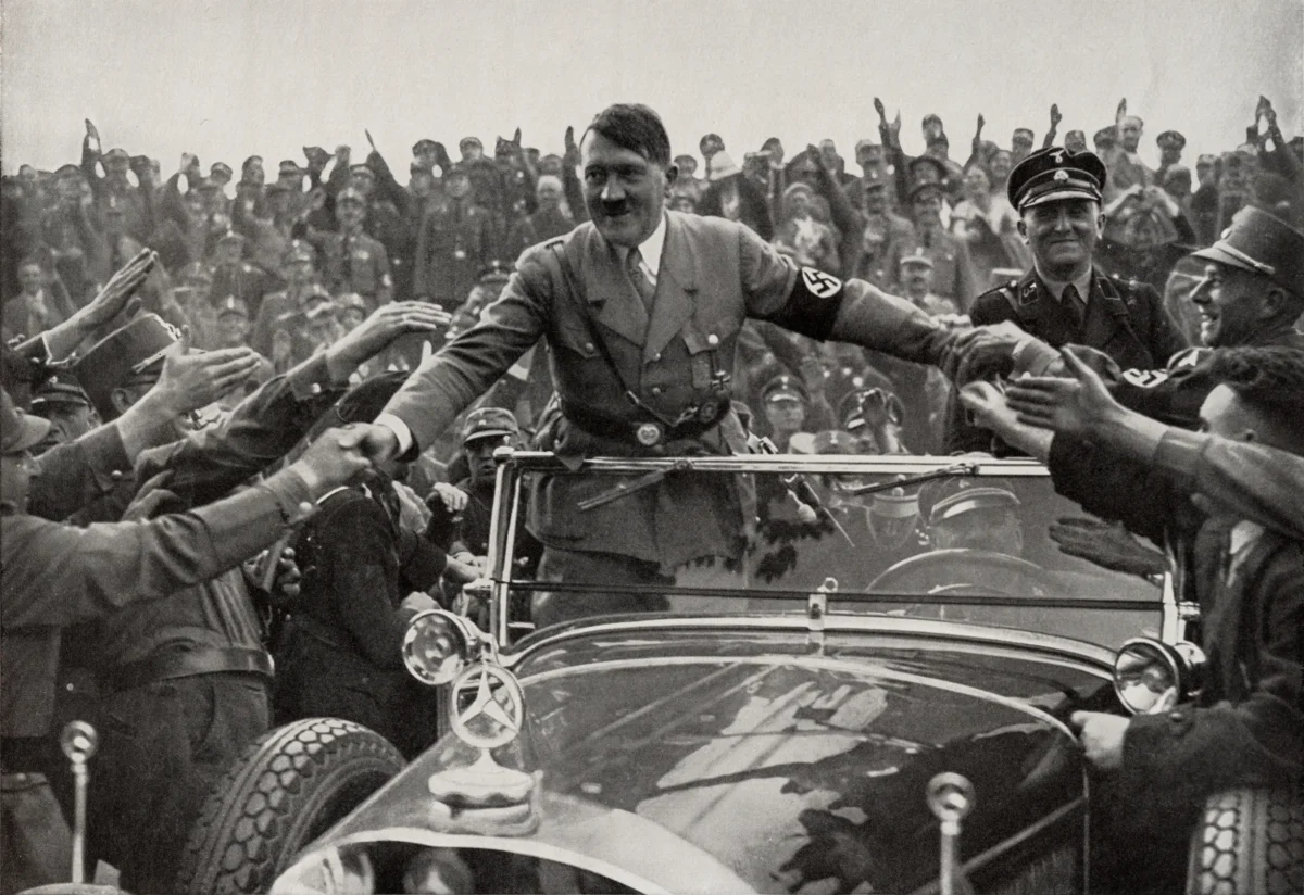 Adolf Hitler na černobílé fotografii