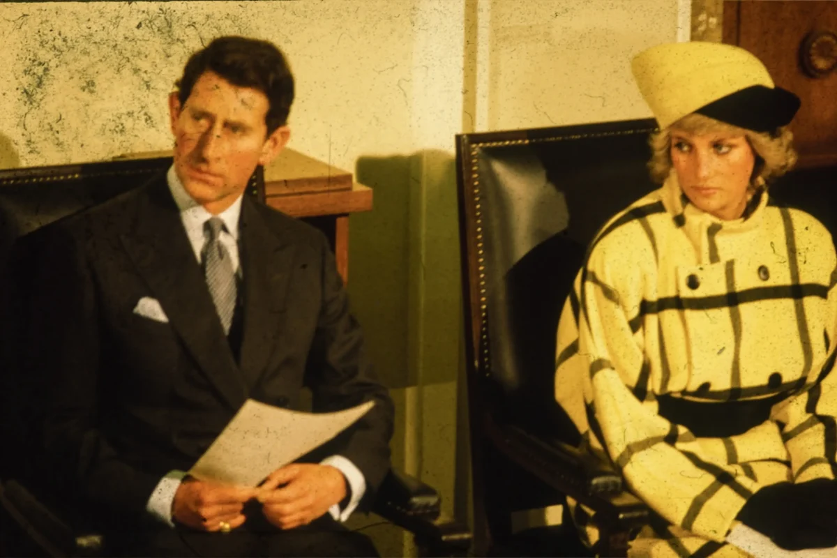 Princezna Diana sedí vedle muže.
