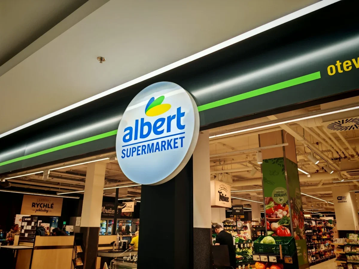 vchod do obchodu s nápisem Albert