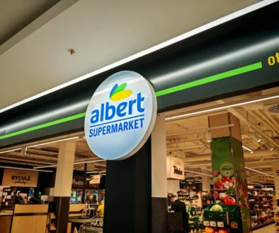 vchod do obchodu s nápisem Albert