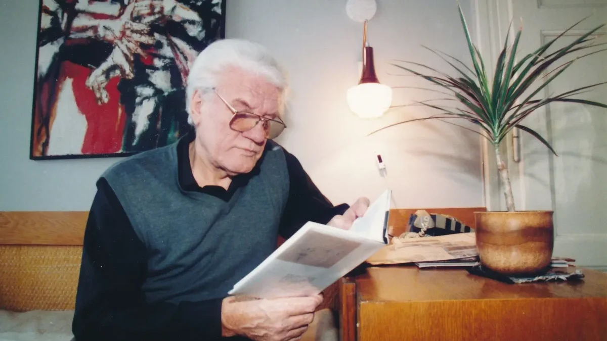 Jaroslav Moučka si čte.