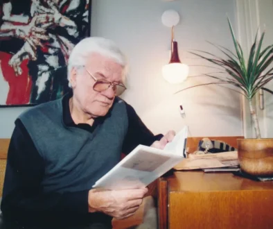 Jaroslav Moučka si čte.