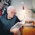 Jaroslav Moučka si čte.